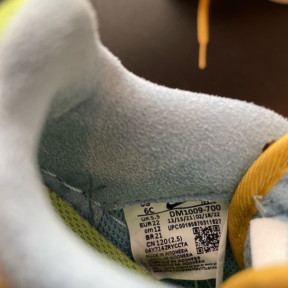 Nike Kids' Yellow and Blue Shoes - Picture 7 of 7